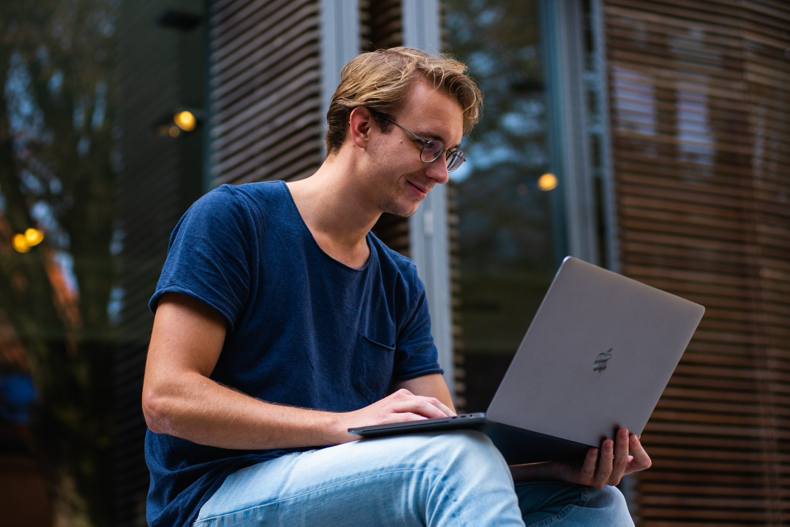 Smartphone et ordinateur portable sur table